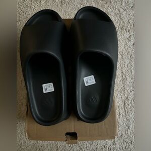 Onyx Yeezy slide size 10 men’s